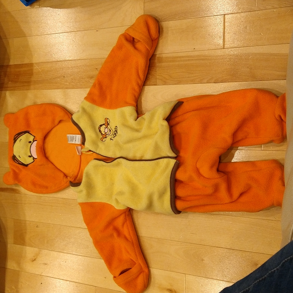 2/30$ Tigger disney suit spring fall fleece jacket or warm pyjama or Halloween